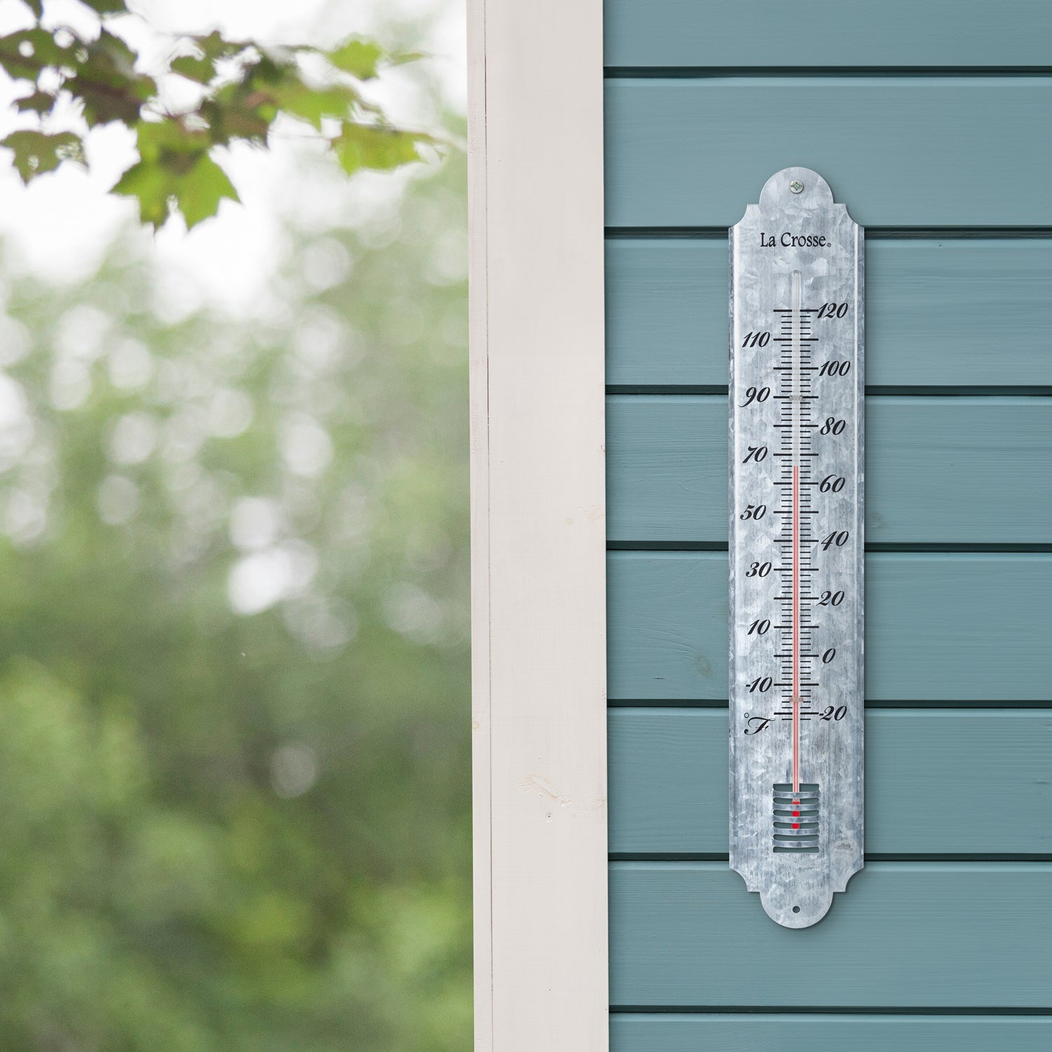 Analogue outdoor thermometer made of metal