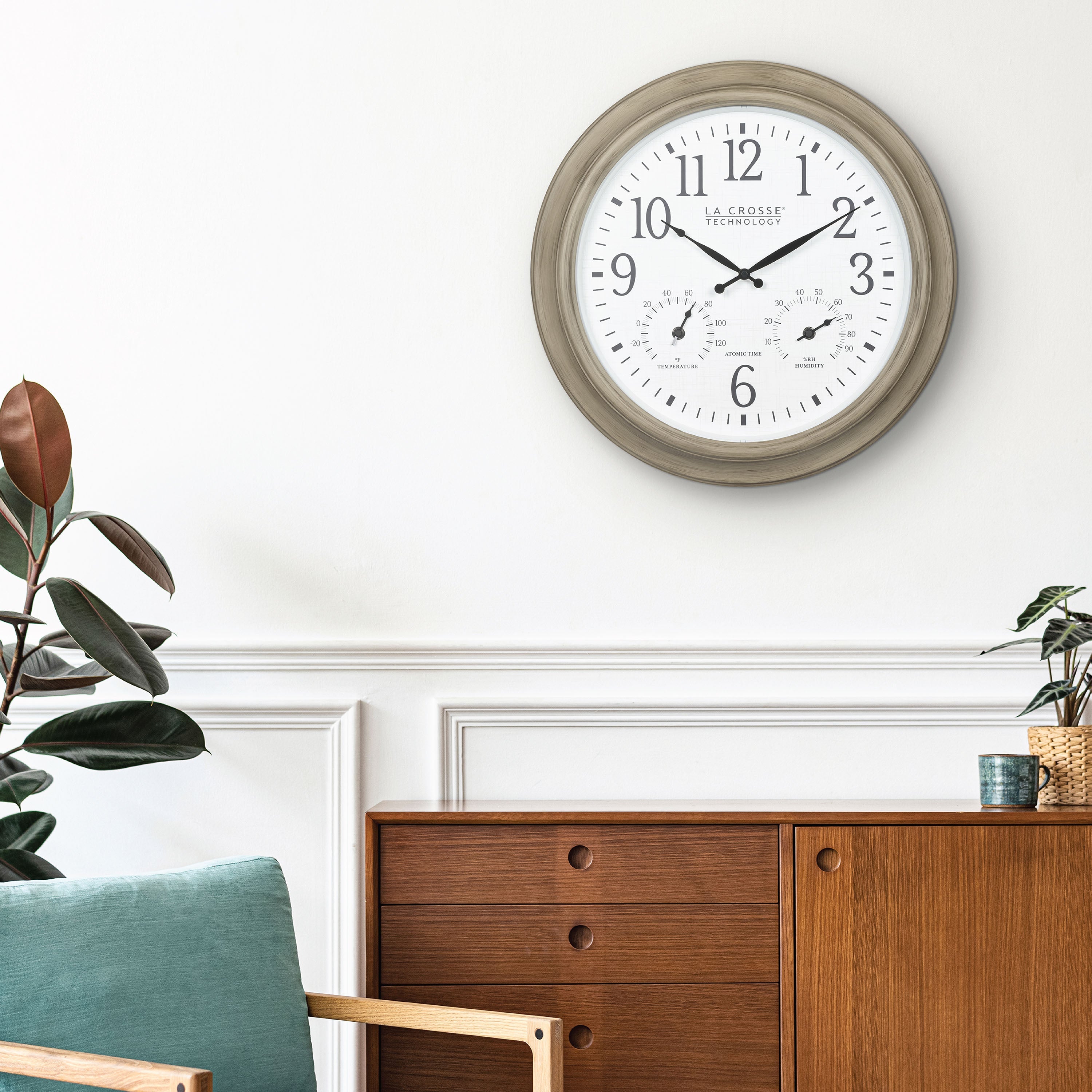 18-inch Indoor/Outdoor Atomic Clock | Stylish Wall Clocks | La