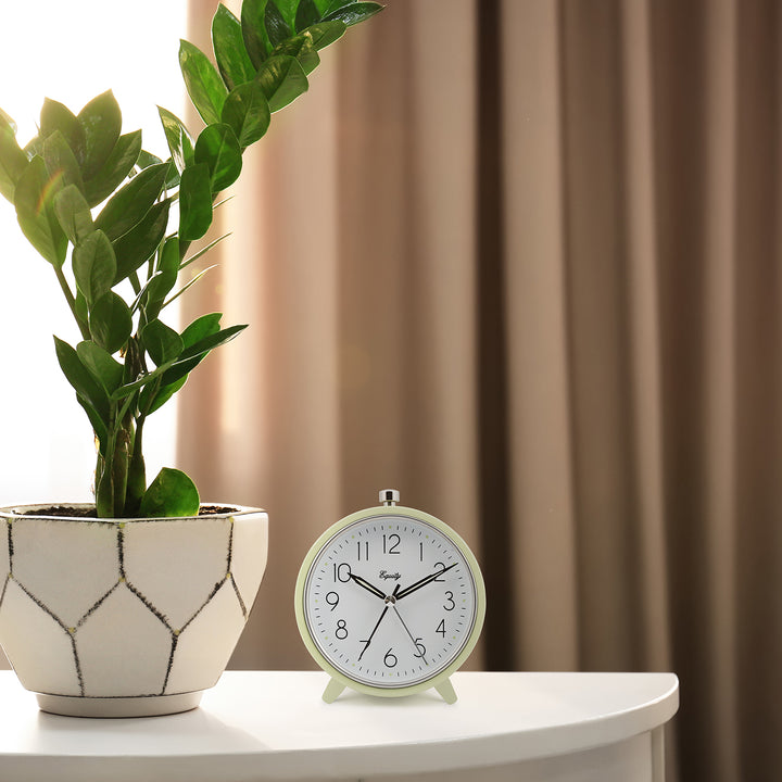 20090 Analog Quartz Alarm Clock – La Crosse Technology